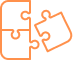 Trois pièces de puzzle orange, deux imbriquées et une troisième s'approchant pour la connexion, symbolisant solution et intégration.